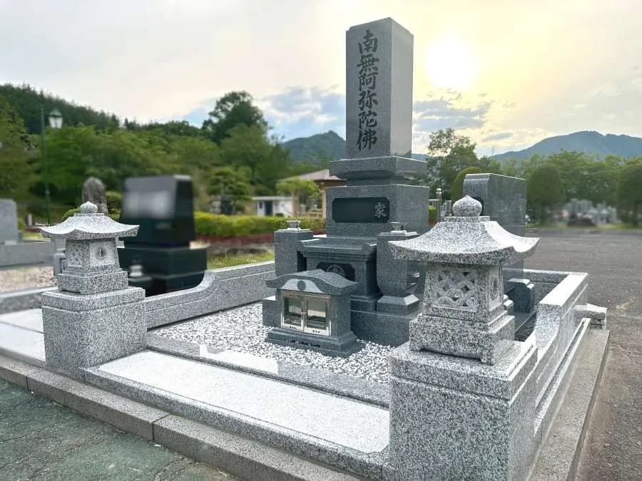 お墓じまい前の墓石がある状態の墓地区画